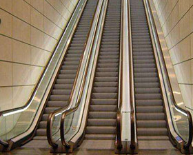 高鐵站自動扶梯
